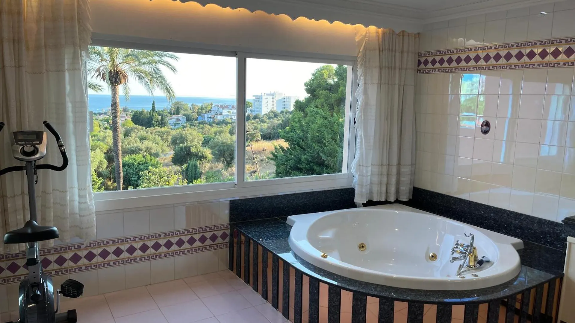 Luxurious Villa 6 Min From Beach With Sea Views Marbella